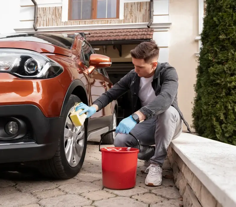 Lavage auto à domicile La Coulonche : professionnel intervenant sur un véhicule